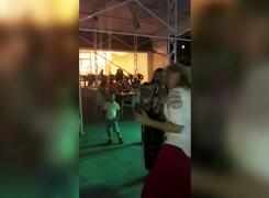 Imagini incredibile pe litoral! O cântăreață de muzică populară cântă... rock - VIDEO