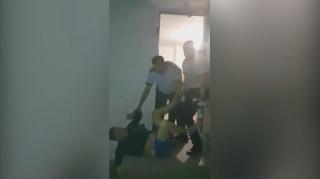 Lipsa procedurilor în Poliție duce la un nou incident șocant: doi polițiști din Gorj sunt filmați când târăsc un tânăr, ca să-l bage în secție
