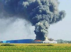 Incendiu URIAŞ în apropiere de Timişoara! Zeci de persoane au fost EVACUATE după ce o fabrică a fost cuprinsă de flăcări - VIDEO