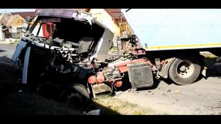 ACCIDENT TERIBIL lângă Târnăveni. Două TIR-uri s-au spulberat reciproc, prinzând la mijloc şi un autoturism (VIDEO)