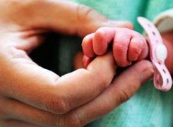 TRAGEDIE FĂRĂ MARGINI. Copilul salvat de poliţişti din HAZNAUA în care a fost aruncat de propria mamă a murit la spital!