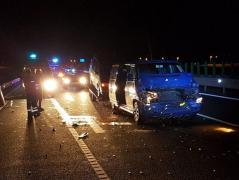 Accident grav pe autostradă! Un microbuz cu oameni a intrat în plin într-un TIR!