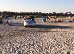 Cum a scăpat un tânăr de o amendă de 10.000 de lei după ce s-a plimbat cu maşina pe plaja din Corbu - VIDEO