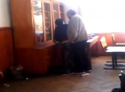 SCANDAL LA ŞCOALĂ. Un elev a fost BĂTUT de profesorul de matematică: 'Te fac bucăţi! Te duci cu capul sub braţ acasă!' - VIDEO