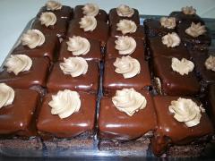 Zeci de persoane, majoritatea COPII, au ajuns la spital după ce au mâncat prăjituri cu 'surprize'