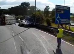 O dubiţă a fost STRIVITĂ după ce un TIR s-a răsturnat din cauza vitezei - VIDEO ŞOCANT