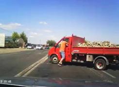 Doi şoferi din Galaţi s-au luat la BĂTAIE după ce unul dintre ei a fost la un pas să provoace o tragedie - VIDEO
