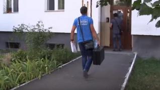 Descoperire MACABRĂ în Gherla. Femeie COMPLET dezbrăcată, găsită decedată în holul apartamentului, cu uşa DESCUIATĂ. Moartea femeii, considerată SUSPECTĂ (VIDEO)