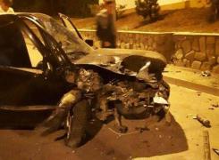 O maşină a fost DISTRUSĂ COMPLET după ce şoferul a intrat într-un stâlp în timpul unei CURSE ILEGALE - FOTO