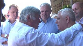 Liviu Dragnea  și Petre Daea, vizită oficială în Arad. Preşedintele Camerei Deputaţilor și  ministrul Agriculturii au mers la o fermă de vaci