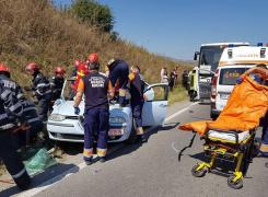 Doi oameni au rămas ÎNCARCERAŢI după ce o maşină a fost SPULBERATĂ de un AUTOCAR - FOTO/VIDEO