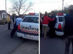SCANDAL URIAŞ în plină stradă! Doi poliţişti, la un pas să fie LINŞAŢI de rudele unui bărbat pe care l-au încătuşat!