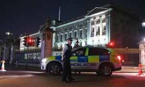 Autorităţile britanice au pus sub inculpare un bărbat de 26 de ani, suspectat că i-ar fi atacat pe poliţiştii de la Palatul Buckingham