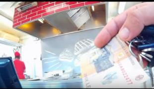 VIDEO VIRAL Scene halucinante la Odorheiu Secuiesc! O vânzătoare a refuzat să-i dea mici unui român, pe motiv că nu vorbește ungurește