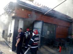 Terasă din Portul Tomis, ÎN FLĂCĂRI! Pompierii intervin de urgență (GALERIE FOTO + VIDEO)