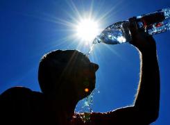 ROMÂNIA SE TOPEŞTE! Harta zonelor afectate de CANICULĂ şi sfaturile specialiştilor pentru a trece cu bine peste zilele de foc!