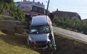 Accident grav în Arad: Şapte persoane, între care cinci copii, au fost rănite. Şoferul unei maşini a intrat pe contrasens şi s-a izbit de un autocar