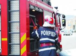 SCENE DE GROAZĂ. Un bărbat şi-a dat foc la casă şi apoi s-a aruncat de la etaj!