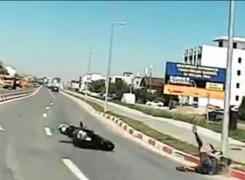 Motociclist implicat într-un grav accident rutier! Impactul a fost surprins de o cameră de supraveghere - VIDEO