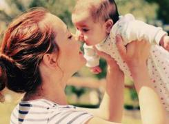 Este OFICIAL. Indemnizaţiile pentru mame vor fi plafonate la 8.500 de lei! Câte mame vor fi afectate de modificarea făcută de Guvern