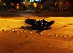 Un tânăr motociclist se zbate între viaţă şi moarte după ce a intrat în plin într-un scuter!