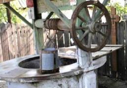 Momente de coşmar în Argeş! O femeie a căzut într-o fântână adâncă de opt metri