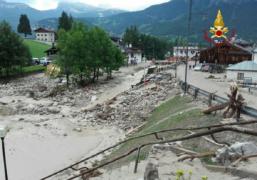 Sfârşit tragic! Femeie găsită moartă, după ce maşina ei a fost luată pe sus de o viitură (VIDEO)