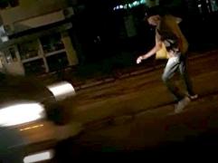 IMAGINI ȘOCANTE! Credea că este hoţ şi a continuat să-l filmeze în timp ce traversa, noaptea, un bulevard din Galaţi! Ce a surprins, însă, este CUMPLIT