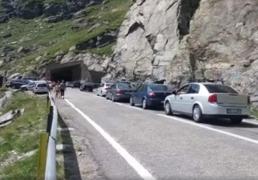 EVADARE ÎN MASĂ din cauza caniculei: Românii au blocat Transfăgăraşanul! (VIDEO)