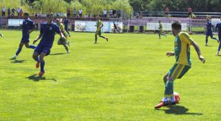 Fotbalist de la CS Mioveni, PRĂBUŞIT pe teren din cauza CANICULEI! Tânărul a leşinat în timpul meciului