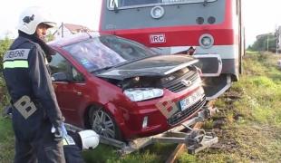 Un tren de pasageri a IZBIT ÎN PLIN o maşină în care se aflau trei ieşeni! Circulația este BLOCATĂ, intervin pompierii militari (VIDEO)