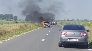 Panică în Tulcea: O maşină a luat foc în timp ce se deplasa pe o şosea (FOTO şi VIDEO)