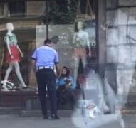 Imagini impresionante: Un poliţist a fost surprins făcând un GEST EMOŢIONANT faţă de o bătrână care vindea flori în stradă(VIDEO)