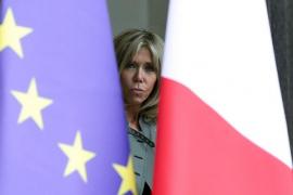 Brigitte Macron nu este Prima Doamnă a lor! Peste 150.000 de semnături împotriva soţiei preşedintelui francez