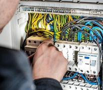 Sfârşit tragic în Dâmboviţa. Un electrician a murit în timp ce monta un panou electric, la 15 metri înălțime