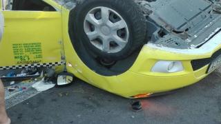 Accident GRAV la ieșirea din Sibiu. Un copil și o femeie, duși de urgență la spital, după ce un taximetrist s-a răsturnat cu mașina într-o curbă periculoasă