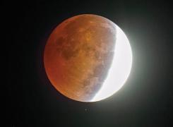 Eclipsă de Lună, vizibilă şi în România! Când trebuie să fii atent pe cer pentru a observa fenomenul