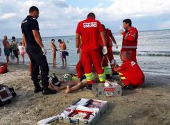 COD ROŞU PE LITORAL. Un bărbat a murit, un copil este în comă, iar zeci de turişti au fost salvaţi de salvamari!