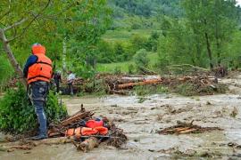 50 de turişti sunt blocaţi de viitură în apropiere de Polovragi. Salvatorii intervin de urgenţă