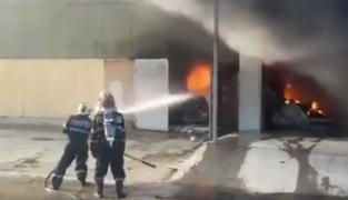 Incendiu VIOLENT la Galaţi, la o hală de producţie de peturi. Flăcările s-au EXTINS la un restaurant din apropiere VIDEO