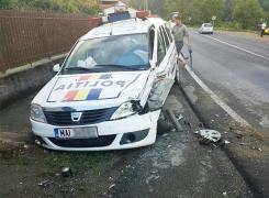 O femeie a fost călcată de o maşină a Poliţiei după ce un agent a uitat să tragă frâna de mână