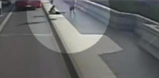 VIDEO ŞOCANT! O femeie este împinsă, cu BRUTALITATE în faţa unui autobuz, de un bărbat! Detalii REVOLTĂTOARE!