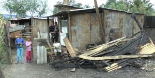 Au rămas fără agoniseala de o viaţă, în urma unui INCENDIU! Acum, o familie cu patru copilaşi e nevoită să doarmă în coteţul animalelor...