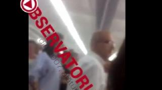 SCENE halucinante într-o fabrică din România! Patronul străin își ÎNJURĂ ca la ușa cortului angajații, care își cer salariile restante: "F**k off animalelor, f..k off țăranilor!" (VIDEO)