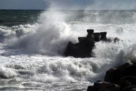 O nouă TRAGEDIE pe litoral! Un tânăr a salvat de la înec o mamă și pe fetița ei, însă a dispărut în valurile mării. Adrian e căutat de aproape zece ore