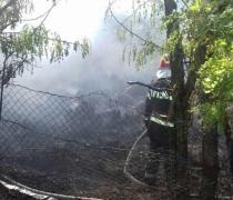 Dezastru pentru un crescător de animale din Brăila. Pompierii se luptă de 6 ore cu FLĂCĂRILE