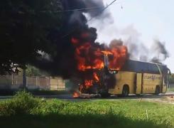 Clipe de COŞMAR într-un autobuz de transport în comun! Zeci de oameni în pericol după ce autobuzul a fost cuprins de FLĂCĂRI - VIDEO