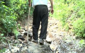 SCENE HALUCINANTE într-un cătun din Târgovişte! Sătenii îşi cară morţii pe braţe, cale de un kilometru, până la asfalt