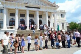 Scandal la Universitatea de Medicină din Iaşi: Un student şi încă un tânăr, arestaţi pentru trafic de influenţă şi dare de mită