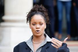 Rihanna face ravagii pe internet! Artista a publicat fotografii în costumul sumar pe care îl va purta la un festival din Barbados (GALERIE FOTO)